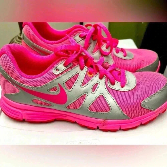 Nike Hot Pink Tennis Shoes 7 Kids/8.5 Women - Picture 1 of 2